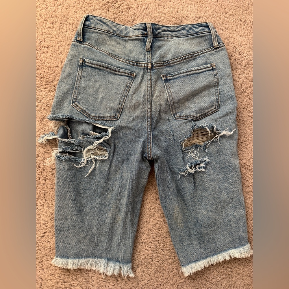 ✨BUNDLE!✨ DISTRESSED DENIM SHORTS - Picture 4 of 5